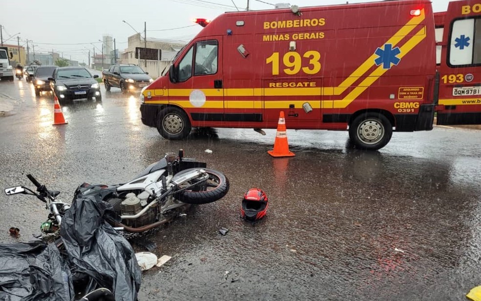 Duas pessoas ficam feridas após acidente entre moto e caminhão em Guaxupé - Foto: Corpo de Bombeiros