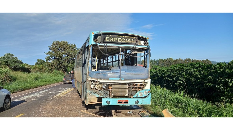 Motorista de ônibus com trabalhadores é preso após acidente na MG-230 em Patrocínio - Foto: Polícia Militar Rodoviária/Divulgação