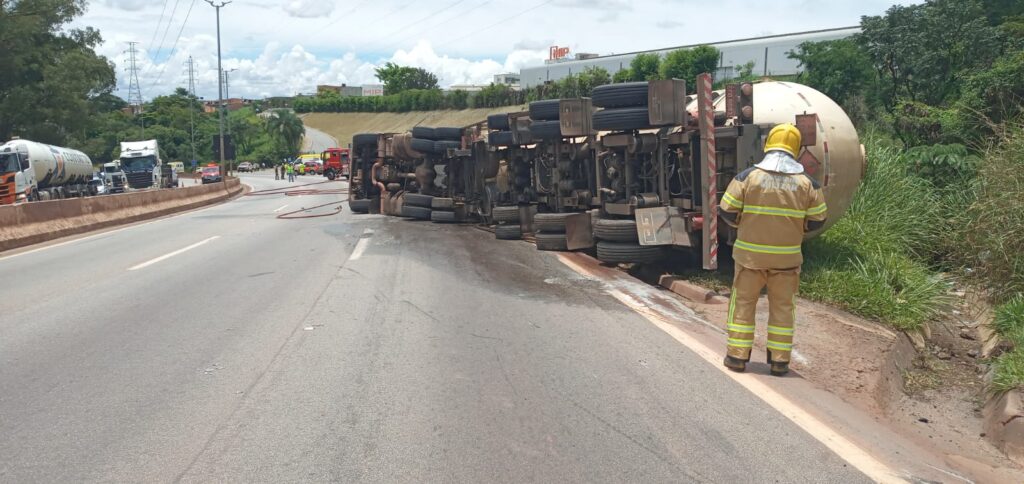 Caminhão-tanque carregado com gás de cozinha tomba e fecha o Anel Rodoviário, em BH - Foto: Divulgação/CBMMG