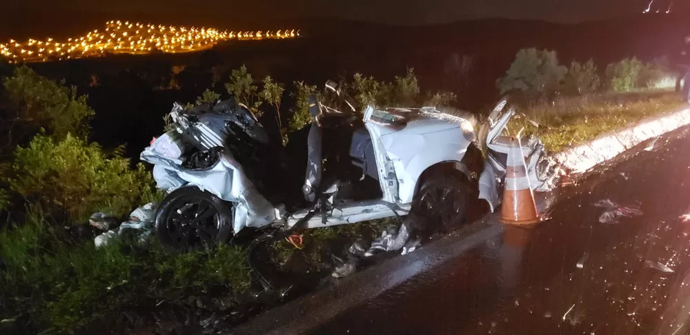 Três crianças e dois adultos da mesma família morrem em acidente na BR-040, em Nova Lima - Foto: Júlio César Santos/TV Globo