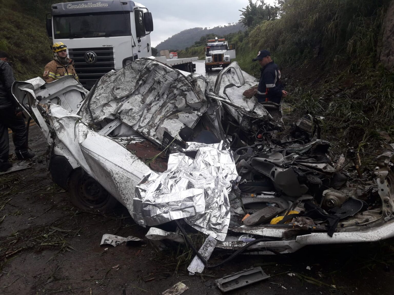 Duas pessoas morrem após carro ser esmagado na BR-146, em Poços de Caldas - Foto: Divulgação/CBMMG