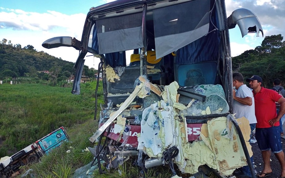 Duas pessoas morrem após colisão entre ônibus e caminhão na BR-267, em Campestre - Foto: Reprodução/Redes Sociais