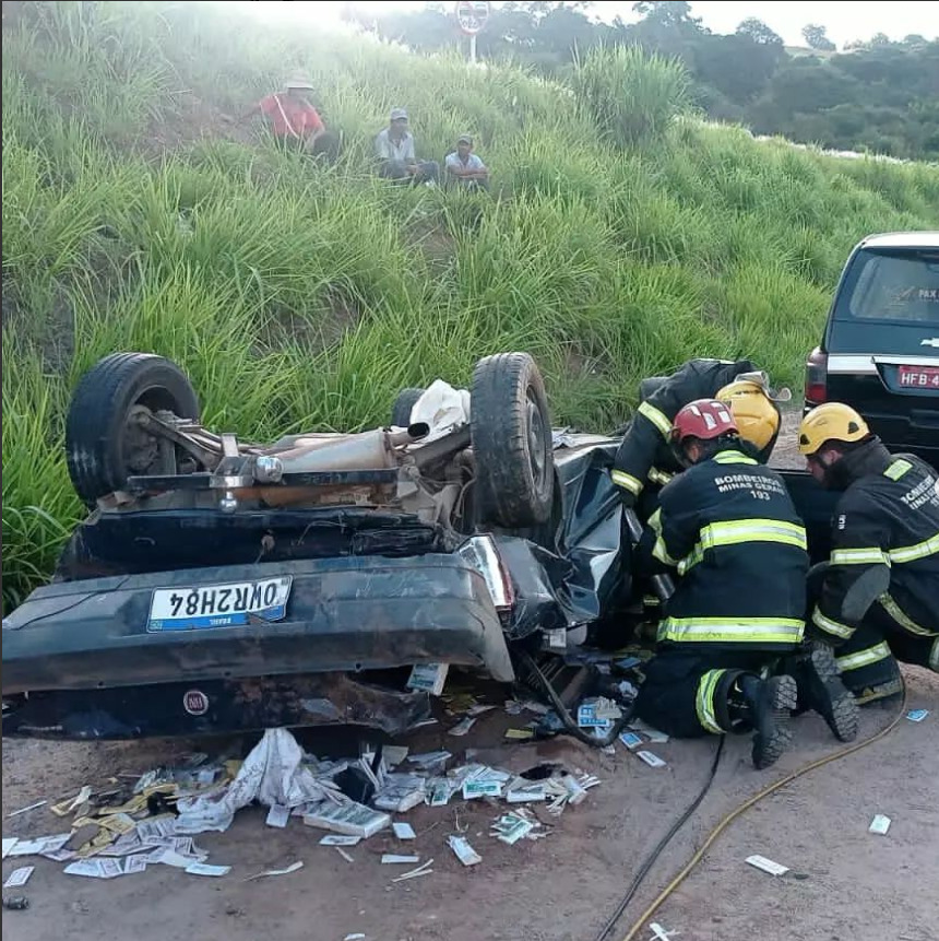 Homem morre após capotagem de carro na BR-354, entre Cana Verde e Campo Belo - Foto: Divulgação/CBMMG