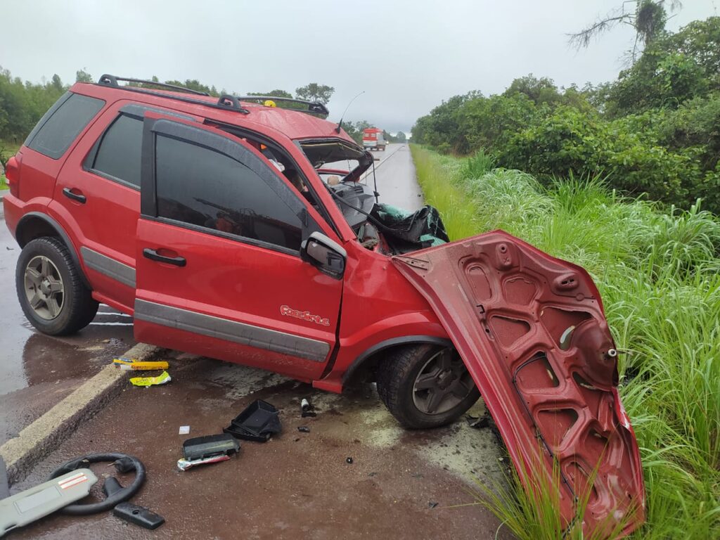 Três pessoas morrem após batida entre dois carros na BR-365, em Buritizeiro - Foto: Divulgação/CBMMG