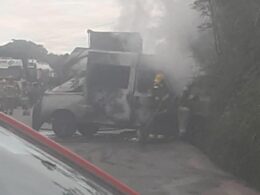 Van pega fogo após acidente com carreta e carro e motorista foge na BR-381, em BH - Foto: Reprodução/Redes Sociais