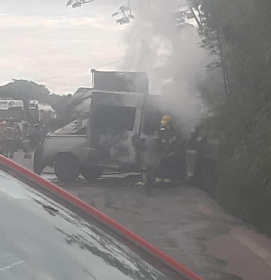 Van pega fogo após acidente com carreta e carro e motorista foge na BR-381, em BH - Foto: Reprodução/Redes Sociais