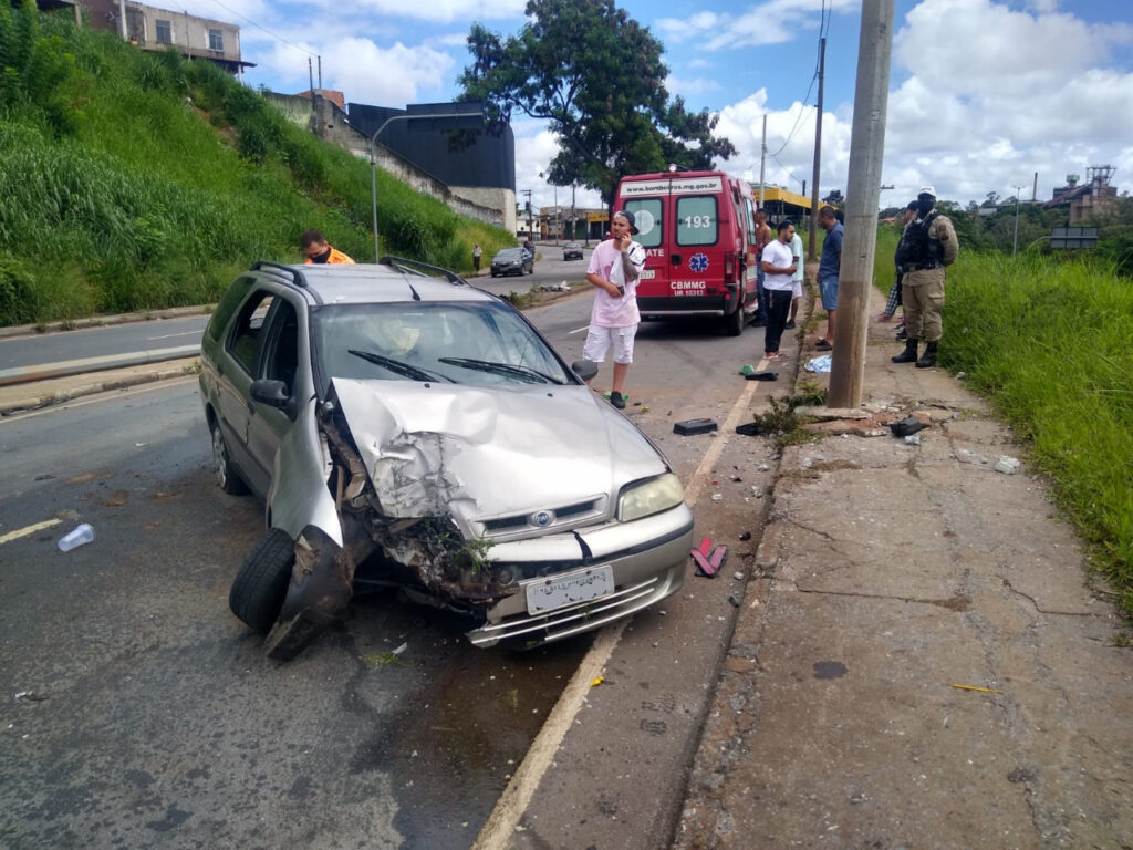 Duas pessoas ficam feridas após carro colidir contra poste em Contagem - Foto: Divulgação/CBMMG