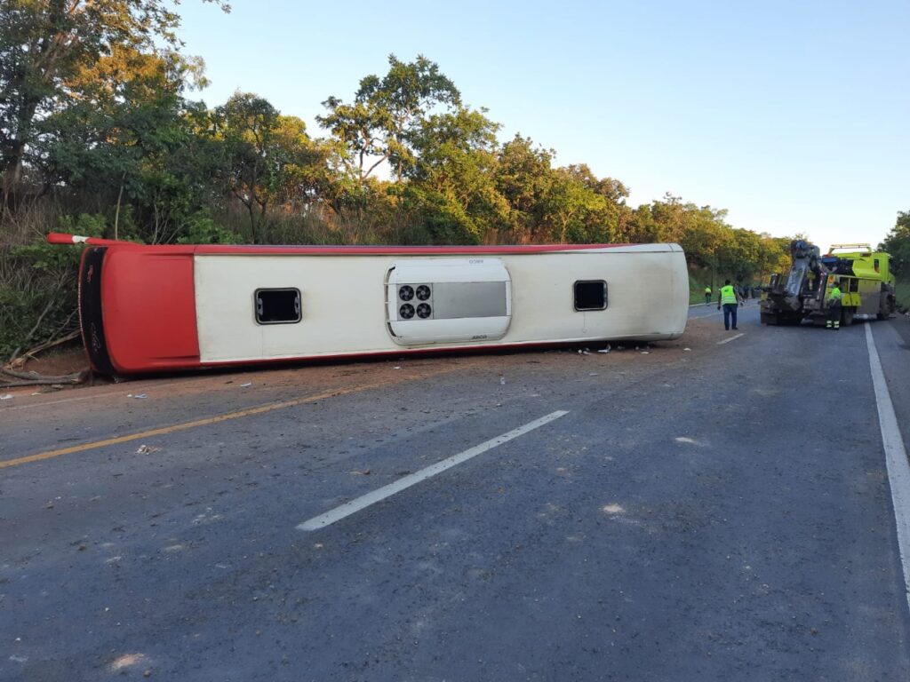 Uma pessoa morre e sete ficam feridas após colisão entre carro e ônibus na BR-135, em Corinto - Foto: Divulgação/CBMMG