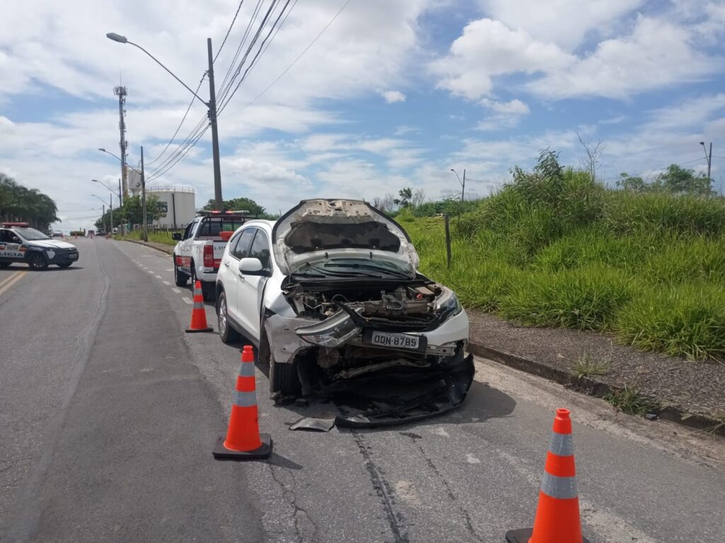 Três pessoas ficam feridas após colisão entre carros em Divinópolis - Foto: Reprodução/Redes Sociais