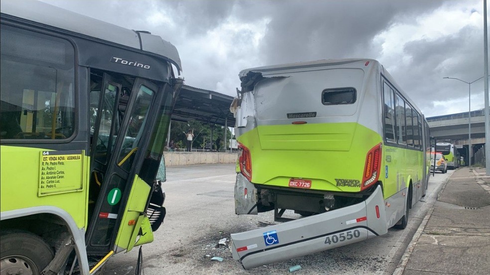 Seis pessoas ficam feridas após batida entre dois ônibus na Estação Pampulha, em BH - Foto: Divulgação/BHTrans