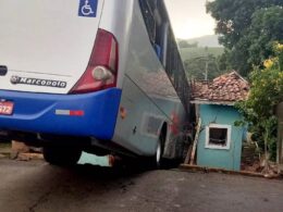Ônibus perde o freio e invade casa em Extrema, no Sul de Minas - Foto: Reprodução/Redes Sociais