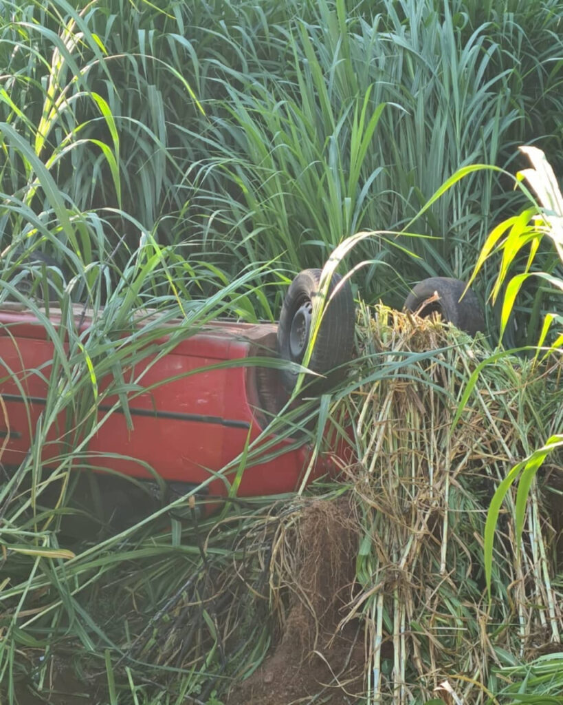 Duas pessoas ficam feridas após carro capotar na MG-450, em Guaxupé - Foto: Divulgação/CBMMG