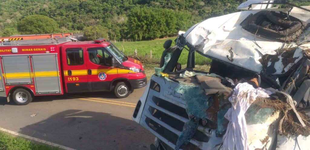 Homem fica ferido após acidente com carreta na MG-459, entre Heliodora e Lambari - Foto: Divulgação/CBMMG