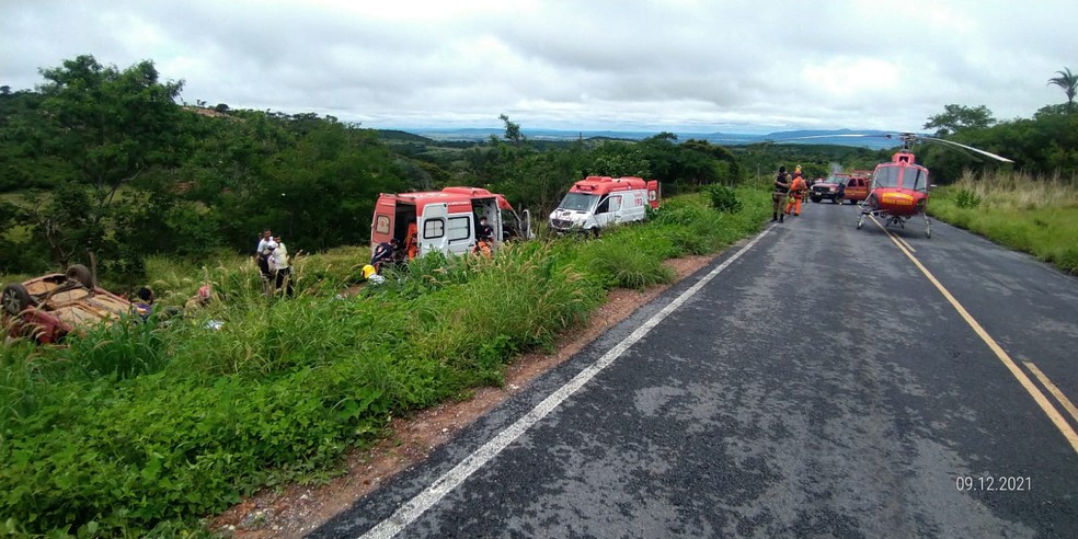 Duas pessoas morrem após carro capotar na MGC-122, entre Mato Verde e Santo Antônio do Retiro - Foto: Divulgação/CBMMG