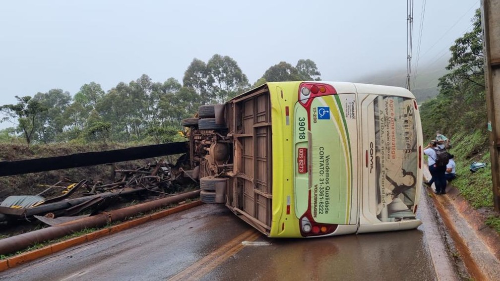 Três pessoas ficam feridos após ônibus com funcionários da Vale tomba em Nova Lima - Foto: Redes sociais