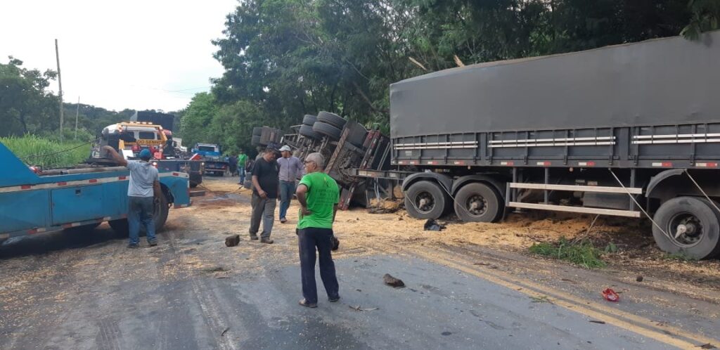 Motorista morre após carreta de milho tomba na BR-381, em Santa Luzia - Foto: Divulgação/CBMMG