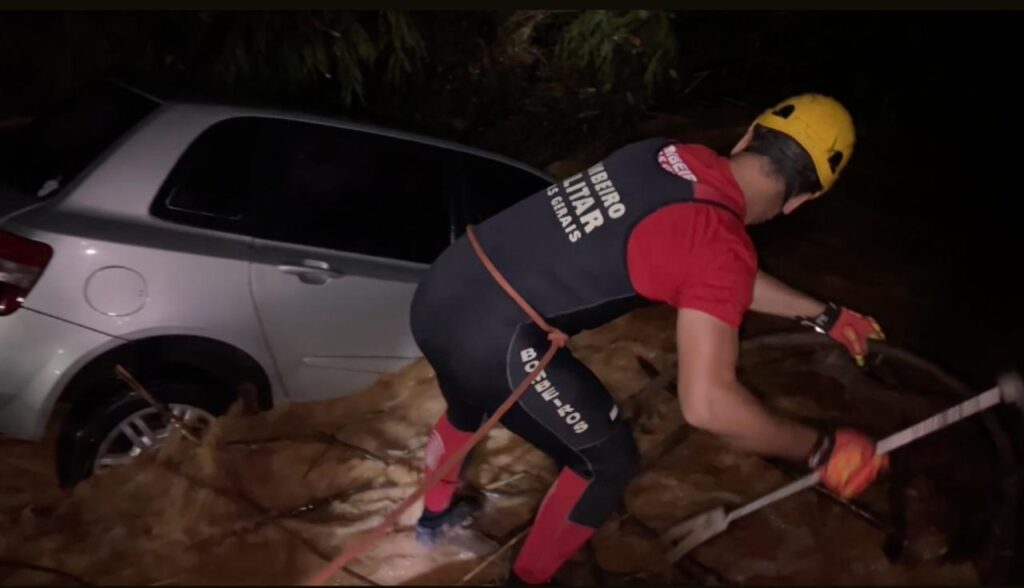 Motorista morre após carro ser arrastado durante chuva forte em Montes Claros - Foto: Divulgação/CBMMG