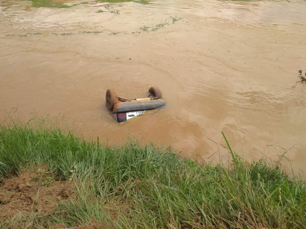 Casal morre após carro cair dentro de rio em Elói Mendes - Foto: Divulgação/Corpo de Bombeiros