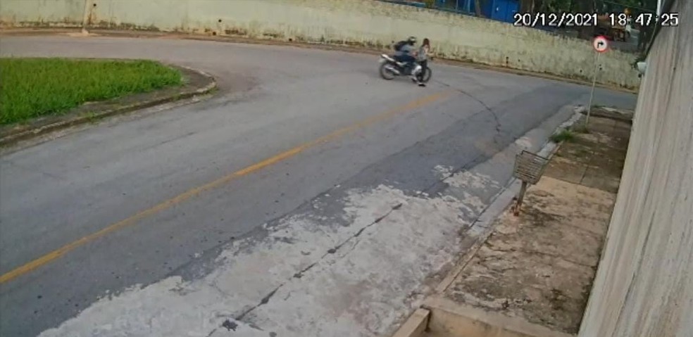 Jovem é vítima de importunação sexual de motociclista na rua em Itaúna - Foto: Reprodução/Redes sociais