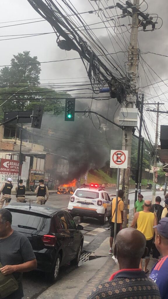 Carro fica destruído após incêndio no Betânia, na Região Oeste de Belo Horizonte - Foto: Reprodução/Redes Sociais