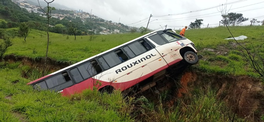 Micro-ônibus cai em ribanceira após voltar de ré em Ibirité - Foto: Divulgação/CBMMG