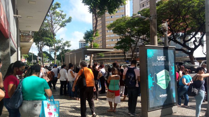 Motoristas de ônibus de Belo Horizonte suspendem greve 1 Ponto de ônibus na Avenida Afonso Pena lotado de usuários - Motoristas de ônibus de Belo Horizonte suspendem greve - Foto: Elberty Valadares/Por Dentro de Minas
