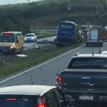 Homem morre após ônibus com 42 passageiros capota na BR-381 em Santo Antônio do Amparo - Foto: Reprodução/Redes Sociais