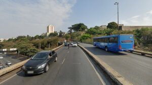 Motociclista morre após ser atingido por carro e cair de viaduto em BH Motociclista morre após ser atingido por carro e cair de viaduto em BH - Foto: Reprodução/Google Street View