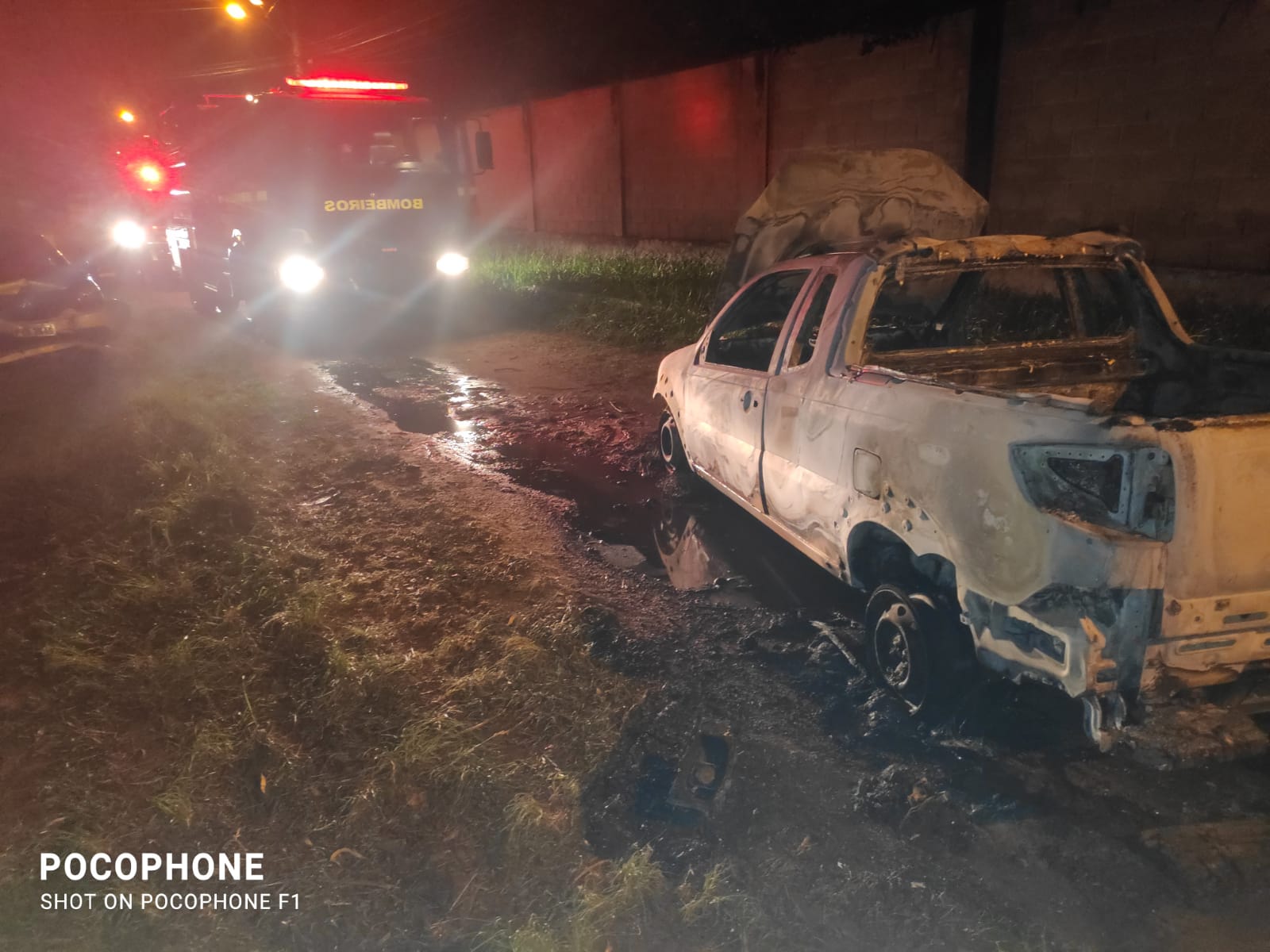 Caminhonete fica destruída após colisão frontal e pega fogo em Tiradentes - Foto: Divulgação/CBMMG