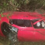 Três pessoas ficam ferida após carro capotar na MGC-122 em Capitão Enéas - Foto: Divulgação/Polícia Militar