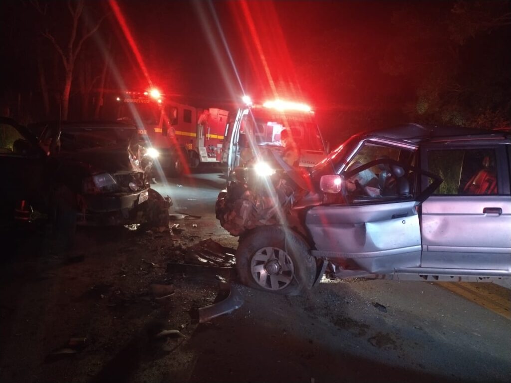 Seis pessoas ficam feridas após acidente entre carros na MGC 482, em Conselheiro Lafaiete - Foto: Divulgação/CBMMG