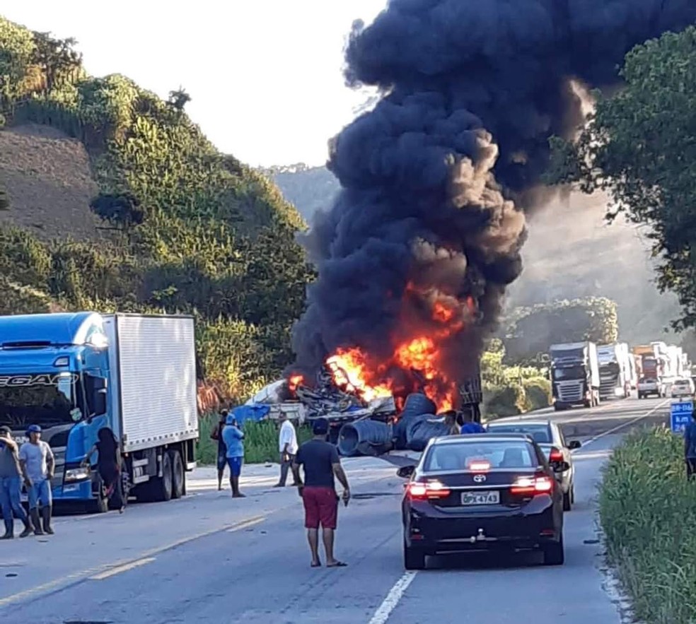 Carretas pegam fogo após colisão frontal na BR-116, em Teófilo Otoni - Foto: Reprodução/Redes Sociais