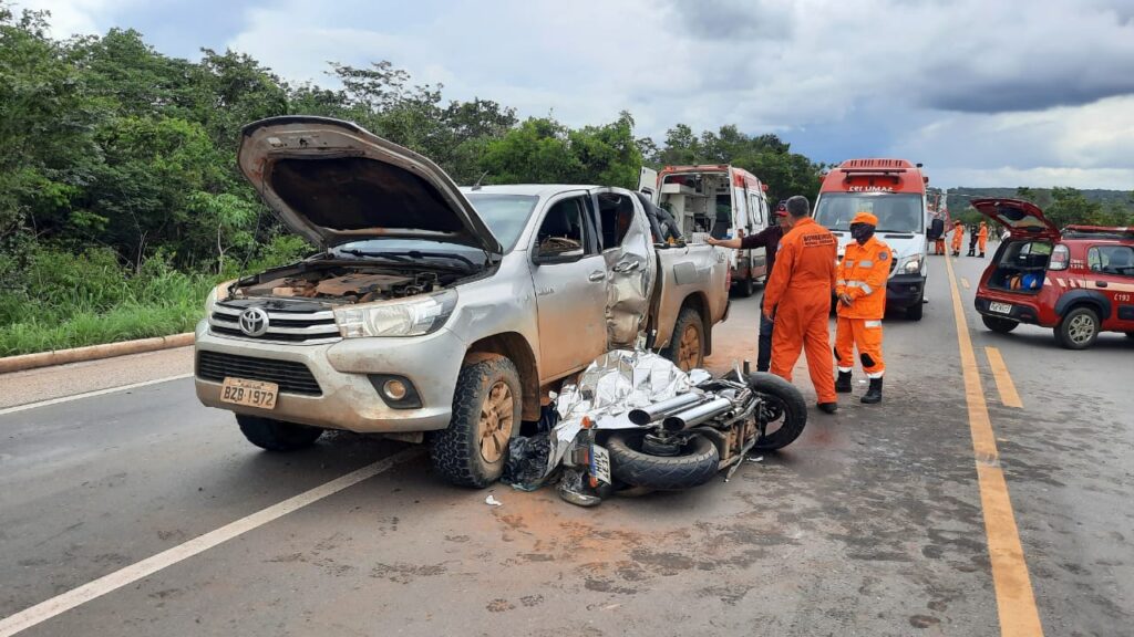 Uma pessoa morre e outra fica ferida após grave acidente com carro na BR-251, em Grão Mogol - Foto: Divulgação/Corpo de Bombeiros