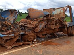 Homem morre após acidente entre caminhão e carreta bitrem na BR-354 em Bambuí - Foto: Marco Antônio/TV Bambuí