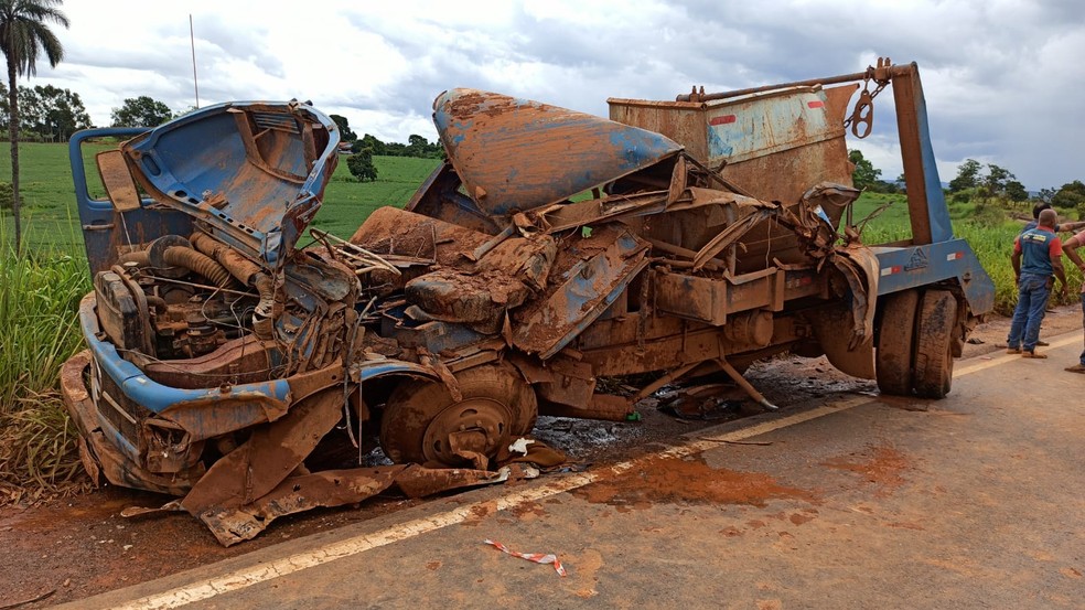 Homem morre após acidente entre caminhão e carreta bitrem na BR-354 em Bambuí - Foto: Marco Antônio/TV Bambuí