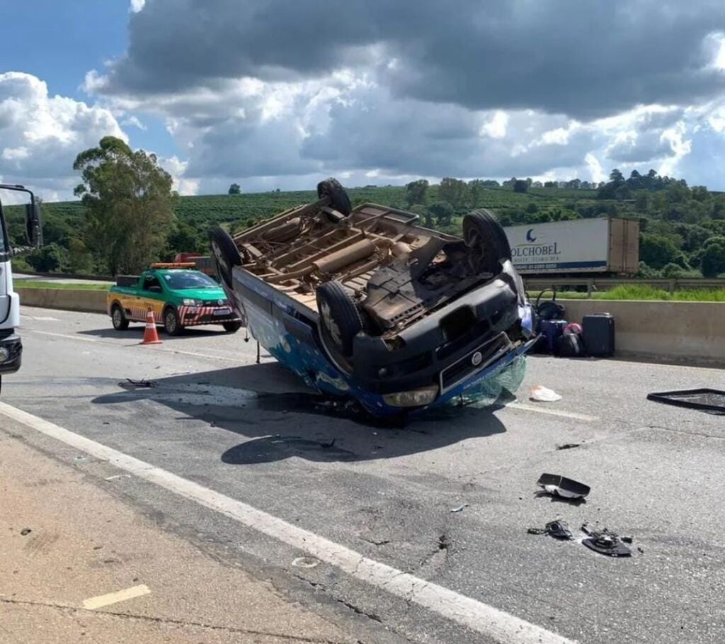 Cinco pessoas ficam feridas após van capota na BR-381, em Oliveira - Foto: Divulgação/CBMMG