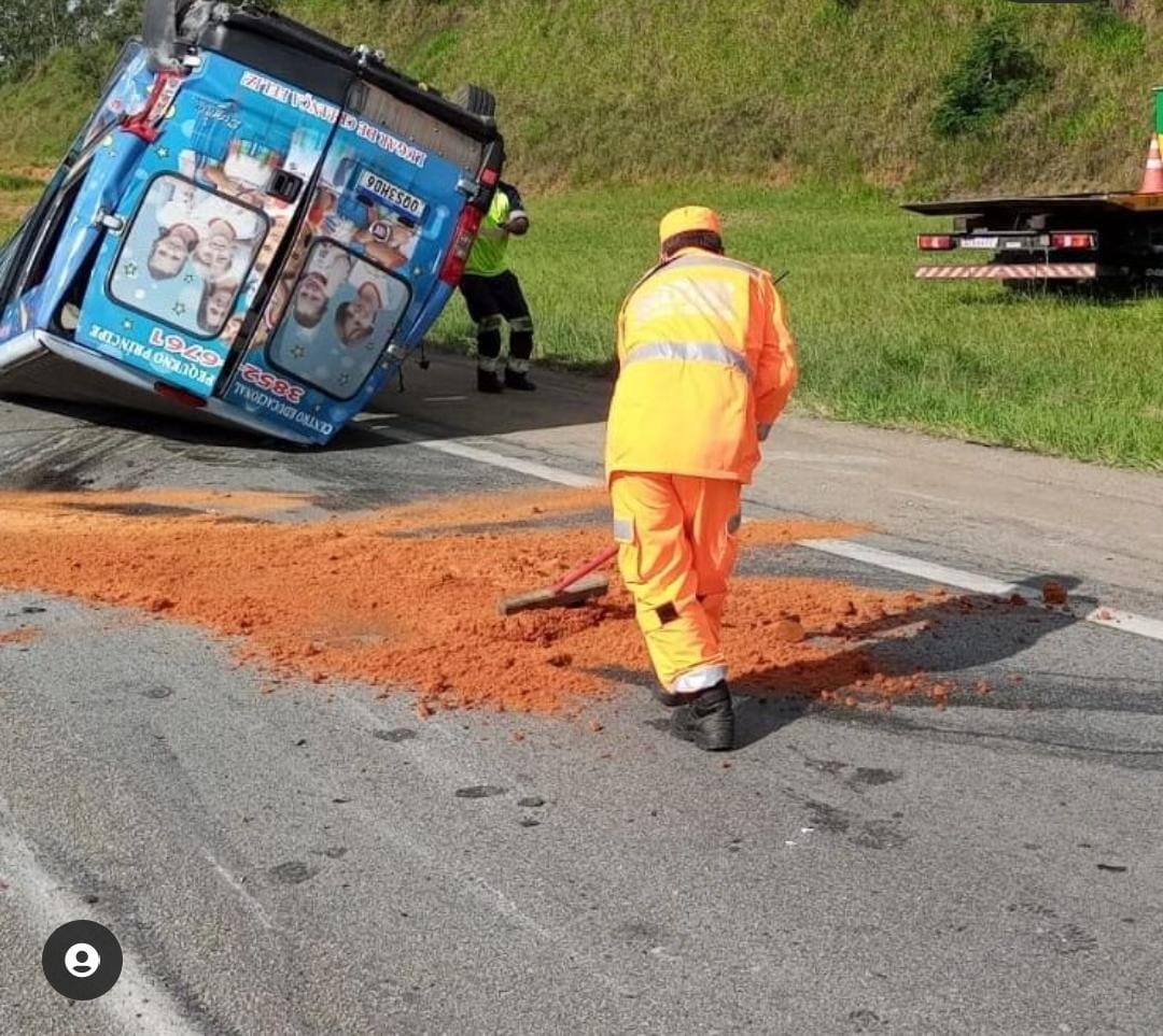 Cinco pessoas ficam feridas após van capota na BR-381, em Oliveira - Foto: Divulgação/CBMMG