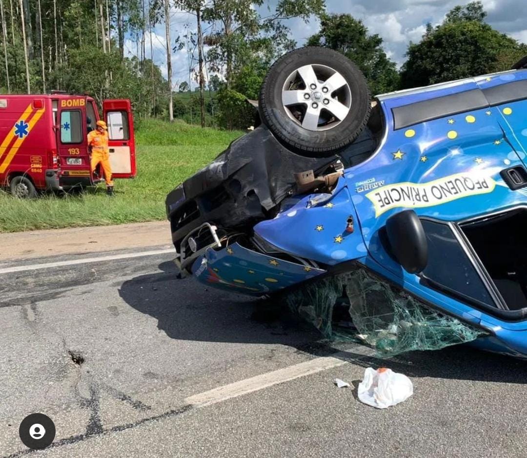 Cinco pessoas ficam feridas após van capota na BR-381, em Oliveira - Foto: Divulgação/CBMMG