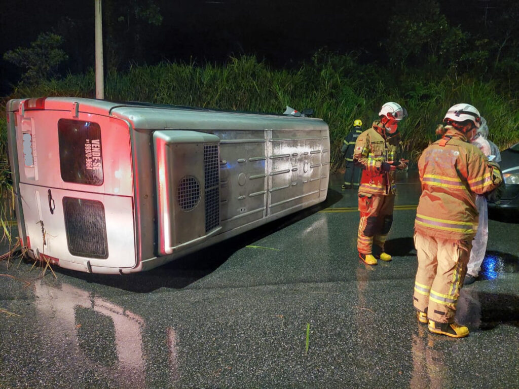 Motorista fica ferido após capotar van na LMG-808, em Contagem - Foto: Divulgação/Corpo de Bombeiros