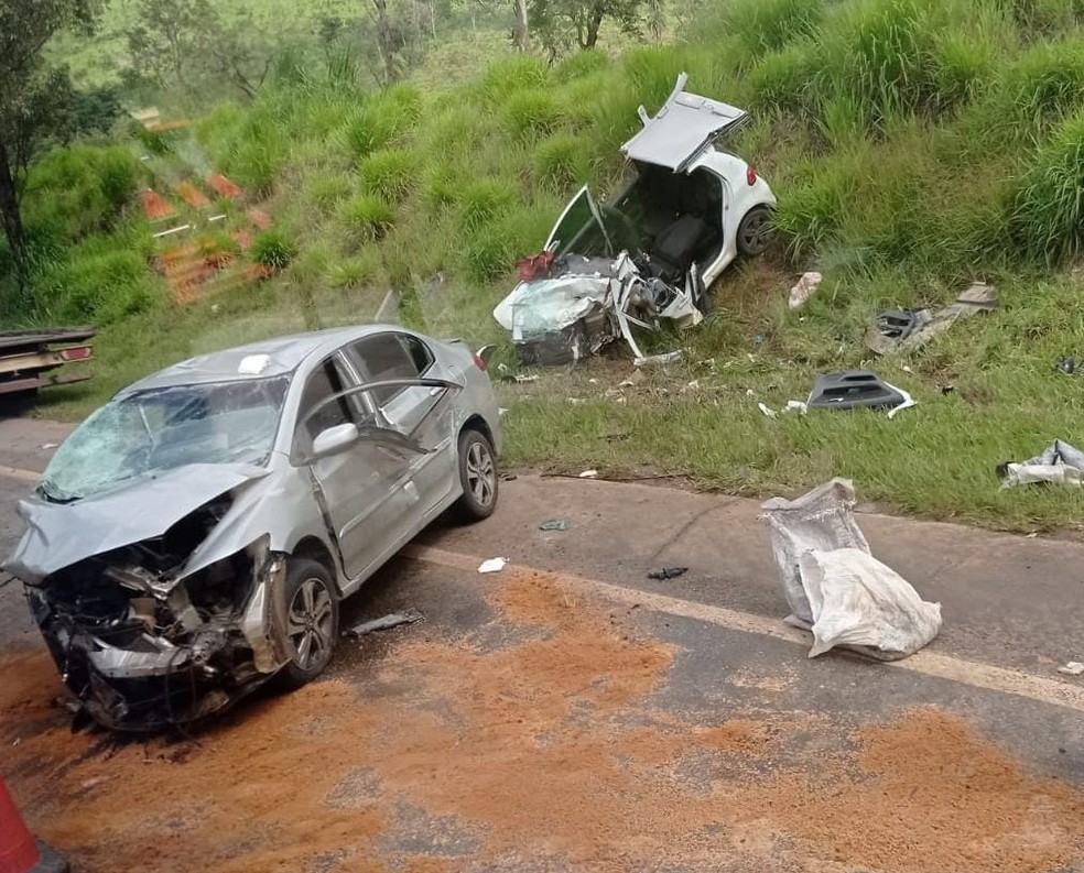 Três ficam feridos após carros bater de frente na MG-050, em Itaúna - Foto: Reprodução/Redes Sociais