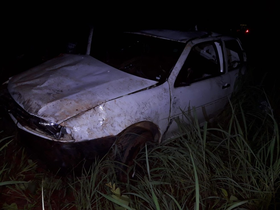 Três pessoas ficam feridas após carro bate em árvore na MGC-259, em Curvelo - Foto: Divulgação/Polícia Militar Rodoviária