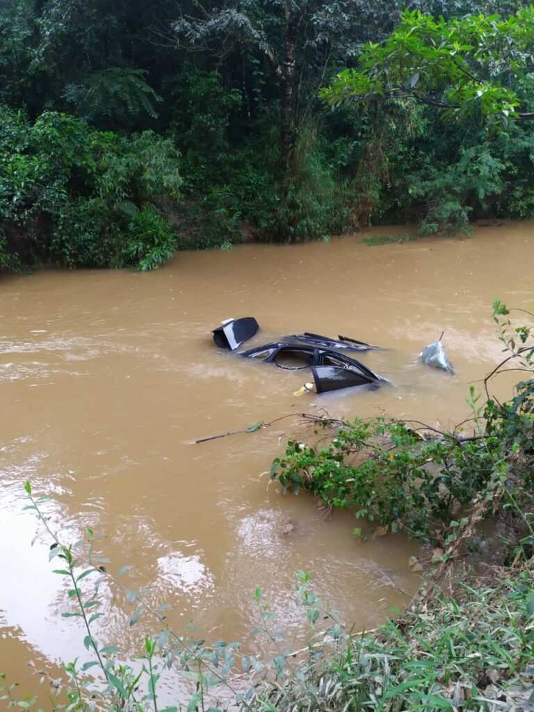 Pai e filha de 3 anos morrem após carro cair de ponte na BR-265 em São João del Rei - Foto: Divulgação/CBMMG