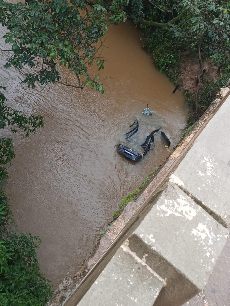 Pai e filha de 3 anos morrem após carro cair de ponte na BR-265 em São João del Rei 1 Pai e filha de 3 anos morrem após carro cair de ponte na BR-265 em São João del Rei - Foto: Divulgação/CBMMG