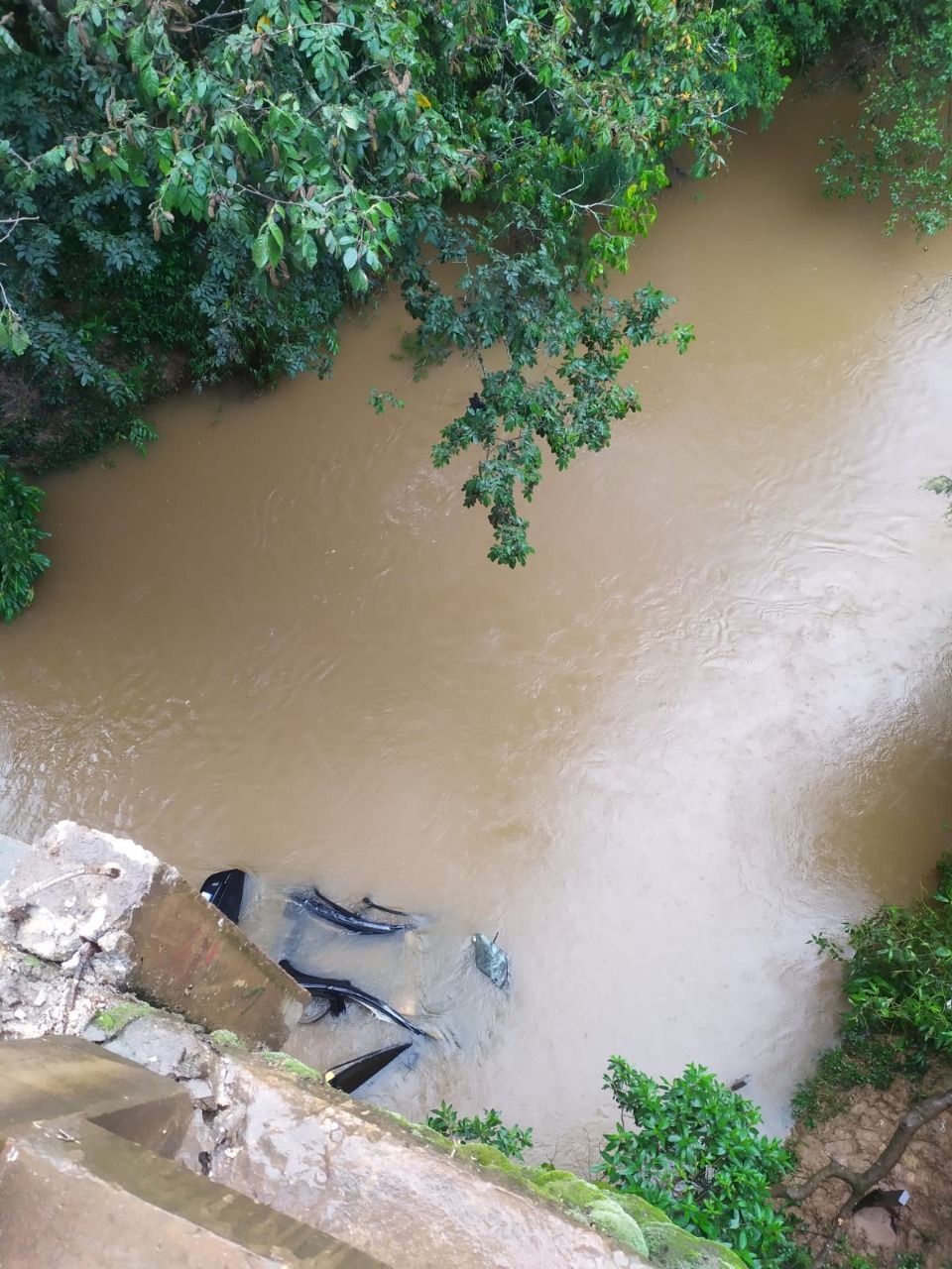 Pai e filha de 3 anos morrem após carro cair de ponte na BR-265 em São João del Rei 2 Pai e filha de 3 anos morrem após carro cair de ponte na BR-265 em São João del Rei - Foto: Divulgação/CBMMG