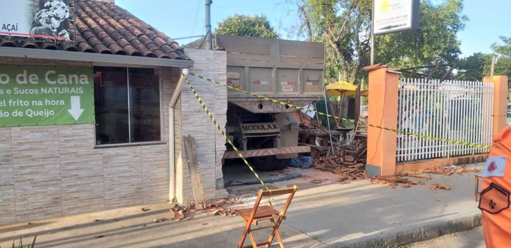 Homem morre após caminhão invadir restaurante na MG-010, na Serra do Cipó - Foto: Reprodução