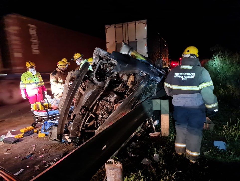 Duas pessoas morrem após grave acidente entre carro e carreta na BR-050, em Uberlândia - Foto: Divulgação/CBMMG