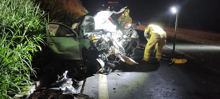 Duas pessoas morrem após colisão entre carro e ônibus na BR-116 em Muriaé - Foto: Reprodução/Silvan Alves