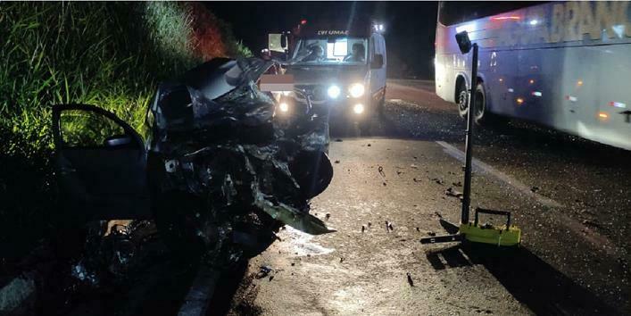 Duas pessoas morrem após colisão entre carro e ônibus na BR-116 em Muriaé - Foto: Reprodução/Silvan Alves