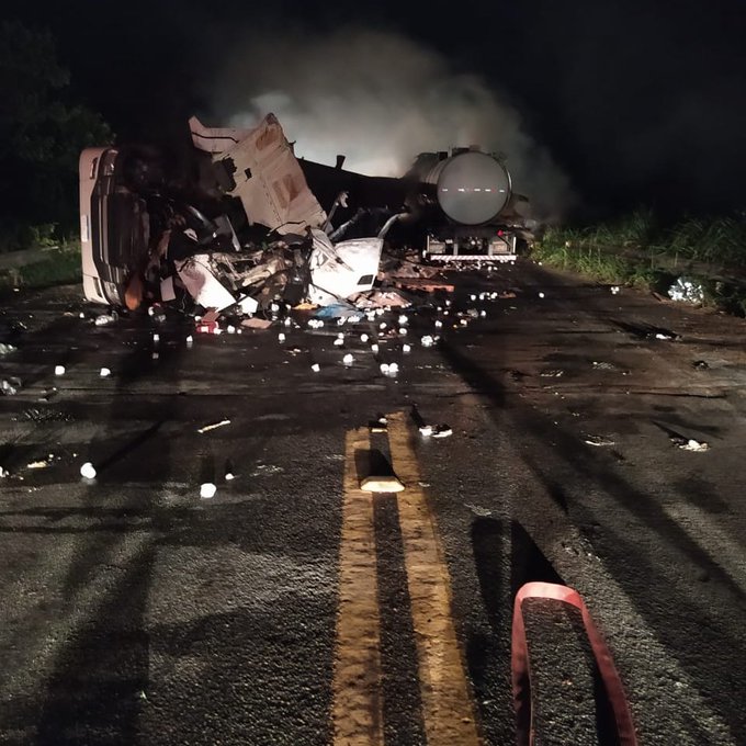 Acidente entre carreta e caminhão mata motorista e fecha a BR-381, em Governador Valadares - Foto: Divulgação/PRF