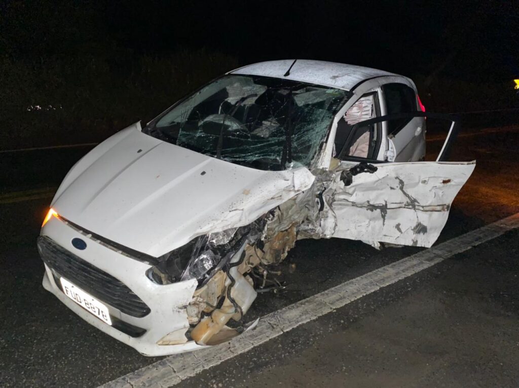 Grave acidente com um caminhão com gasolina e carro deixa homem ferido na BR-381, em Ipatinga - Foto: Divulgação/CBMMG